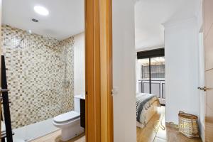 Postel nebo postele na pokoji v ubytování Cozy apartment with sea view and private parking in Fuengirola