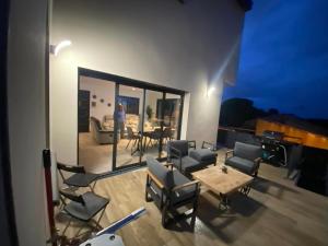 Habitación con sillas, mesa y sala de estar. en Grande Villa cosy avec piscine, sauna & jacuzzi en Juvignac