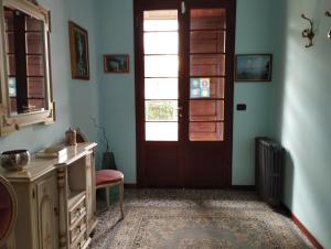 una stanza con una porta, un tavolo e una sedia di Casa Orisca a Lesa