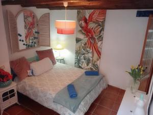 een slaapkamer met een bed in een kamer bij Escapada al sur in Frigiliana