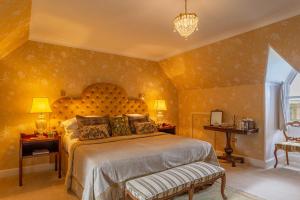 Postel nebo postele na pokoji v ubytování Glenapp Castle