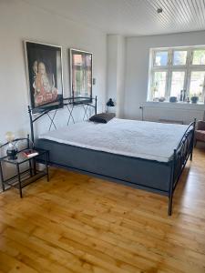 een slaapkamer met een groot bed in een kamer bij feriehus med havudsigt in Spodsbjerg