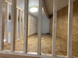 a room with columns and a stone wall at Agréable studio proche de Rouen in Le Grand-Quevilly +1 photo