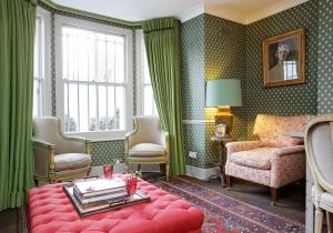 ロンドンにあるHome at Heart - Glorious 2 Bedroom Garden Apartment Notting Hill TALBのリビングルーム(ソファ、椅子、テーブル付)