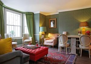 ロンドンにあるHome at Heart - Glorious 2 Bedroom Garden Apartment Notting Hill TALBのリビングルーム(ソファ、テーブル、椅子付)