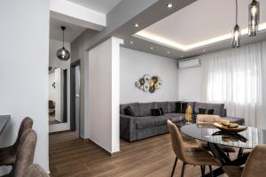 salon ze stołem i kanapą w obiekcie Lux City Apartment w mieście Rodos