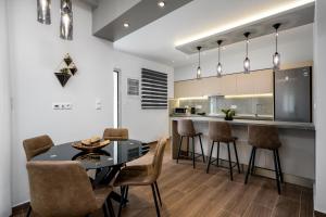 羅德城的住宿－Lux City Apartment，厨房以及带桌椅的用餐室。