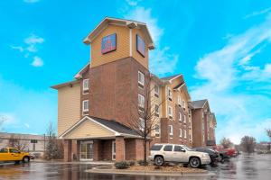 un edificio con una torre con un reloj. en Studio 6 Lenexa - Overland Park, en Lenexa