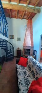 - un salon avec un canapé et une cheminée dans l'établissement Villino Chianti, à Cavriglia