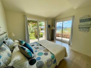 Fotografia z galérie ubytovania Villa vue mer, piscine chauffée, plage, tennis, port privé v destinácii Porto-Vecchio