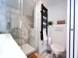 biała łazienka z prysznicem i toaletą w obiekcie Superbe studio plein de charme proche du centre Tonnet w mieście Clermont-Ferrand