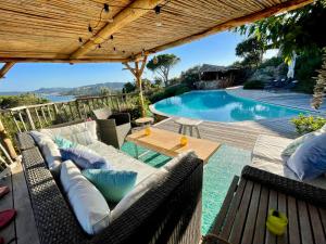 Fotografia z galérie ubytovania Villa vue mer, piscine chauffée, plage, tennis, port privé v destinácii Porto-Vecchio