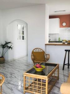 a living room with a chair and a table at Casa Eloína in Playa Honda