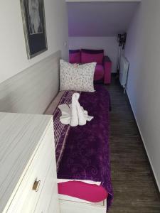 Una habitación pequeña con una cama con un animal de peluche. en Red House en Kyustendil