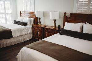 1 dormitorio con 2 camas y 2 lámparas en The Jefferson Inn, en Southern Pines