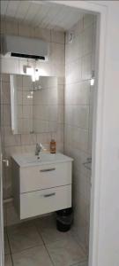 Kúpeľňa v ubytovaní Studio A au pied des Thermes de Néris-les-Bains