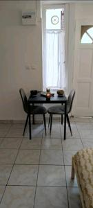 uma sala de jantar com uma mesa e cadeiras e uma janela em Studio A au pied des Thermes de Néris-les-Bains em Néris-les-Bains