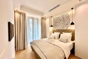 1 dormitorio con cama y ventana grande en OPERA PROMENADE 4 Brand-new! 4 rooms next to beach balcony sea view, en Niza