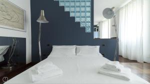 1 cama blanca grande con 2 toallas blancas. en Italianway-Pastorelli, en Milán
