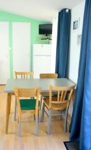 Fotografia z galérie ubytovania Charmant bungalow en camping 5* avec piscine v destinácii Erdeven