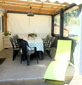 Fotografia z galérie ubytovania Charmant bungalow en camping 5* avec piscine v destinácii Erdeven
