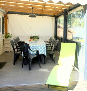 Fotografia z galérie ubytovania Charmant bungalow en camping 5* avec piscine v destinácii Erdeven