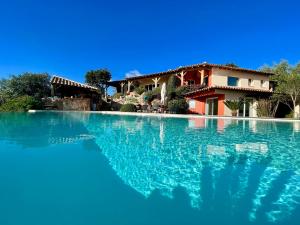 Fotografia z galérie ubytovania Villa vue mer, piscine chauffée, plage, tennis, port privé v destinácii Porto-Vecchio
