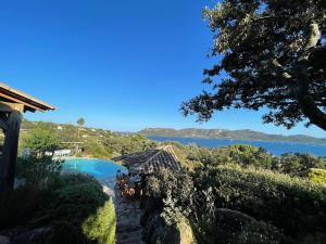 Fotografia z galérie ubytovania Villa vue mer, piscine chauffée, plage, tennis, port privé v destinácii Porto-Vecchio