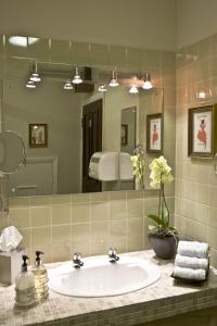 baño con lavabo y espejo grande en Overcliffe Hotel, en Gravesend