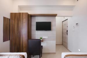 TV a/nebo společenská místnost v ubytování Grande Inn Trichy