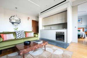 O bucătărie sau chicinetă la Town Hall Hotel - Shoreditch