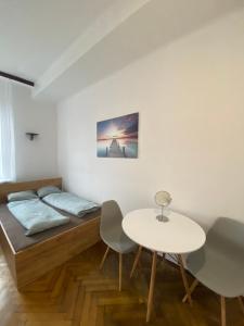um quarto com uma cama e uma mesa em Classy Rooms in Old Town em Cracóvia