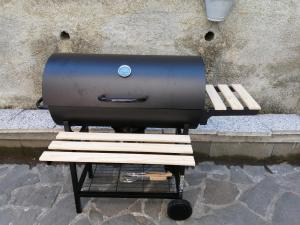 a grill sitting on a bench next to a wall at CA' DU PINZER in Valletti