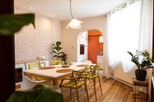 ein Esszimmer mit einem Tisch und gelben Stühlen in der Unterkunft Le Maginot - Superbe Appartement de 75m2 - Position Centrale Centre Ville, Pompidou, Nouvelle Ville - 2 à 4 Personnes - in Metz
