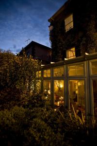 una gran casa de cristal con un edificio en el fondo en Overcliffe Hotel, en Gravesend