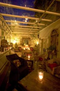 patio ze stołem, krzesłami i świecami w obiekcie Overcliffe Hotel w mieście Gravesend