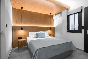 um quarto com uma cama grande e uma cabeceira em madeira em ROTHOS LUXURY em Stavros
