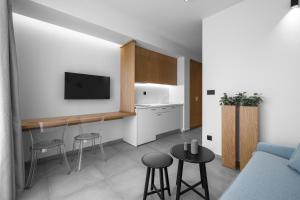 um pequeno apartamento com uma cozinha e uma sala de estar em ROTHOS LUXURY em Stavros