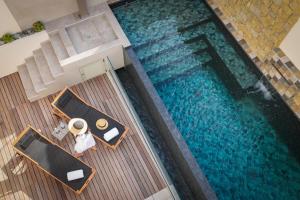 an overhead view of a swimming pool with a table and chairs at Maria Die in Calvi