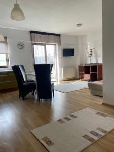 Class Park Residence في تارغوفيست: غرفة معيشة مع كراسي وأريكة وطاولة