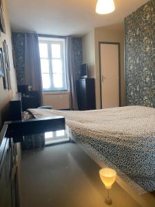 - une chambre avec un grand lit et une fenêtre dans l'établissement Maison de vacances vaux sur seulles, à Vaux-sur-Seulles