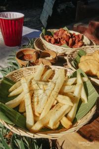 um cesto de batatas fritas e outros alimentos sobre uma mesa em Baannok cottages Lamphun em Ban Makok