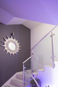 una escalera con espejo y techo púrpura en Villa Nena, en Makarska