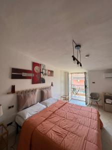 een slaapkamer met een groot bed en een rode deken bij Little sweet escape in Caserta