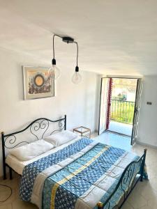 een slaapkamer met een bed en een groot raam bij Little sweet escape in Caserta