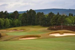 uma vista para um campo de golfe com um verde em Macdonald Aviemore Hotel at Macdonald Aviemore Resort em Aviemore