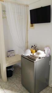 阿達瑪斯的住宿－moments rooms，厨房配有一张桌子,上面有盘子