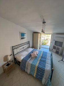 een slaapkamer met een bed met een blauwe en gele quilt bij Little sweet escape in Caserta