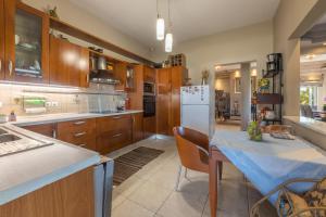 A kitchen or kitchenette at Alegria 3bd Villa