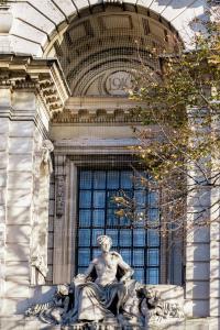 une statue assise devant un bâtiment dans l'établissement Town Hall Hotel - Shoreditch, à Londres